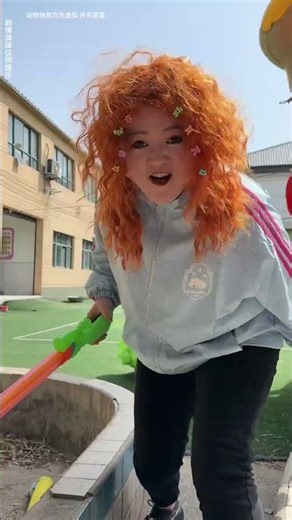 Egg roll stuck, rescued by Nezha. Everyone protect animals. Funny cosplay