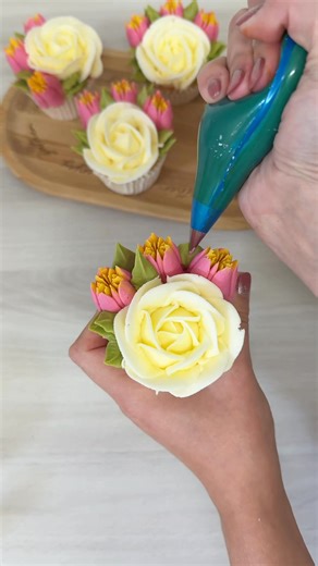 Never underestimate adding the finishing touches ✨ it can really elevate the design and bring everything together 🌸 I can teach you how to make these buttercream flowers - check out the tutorials on my website . . . #cupcakes #cupcakeday #cupcakedaily #cupcakeaesthetic #foodart #homemade #bakingtutorial #dessertdecor #cupcakedecoration #buttercreamflowers #cupcakedecoratingvideo #pipingflowers #luxurycakes #cupcakebouquet #birthdaycake #homebaker #yummy #instabake #lovetobake #GBBO #floralcupca