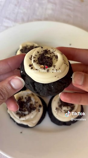 Easy Oreo Cookie Crumble Recipe with Cream Cheese Frosting
