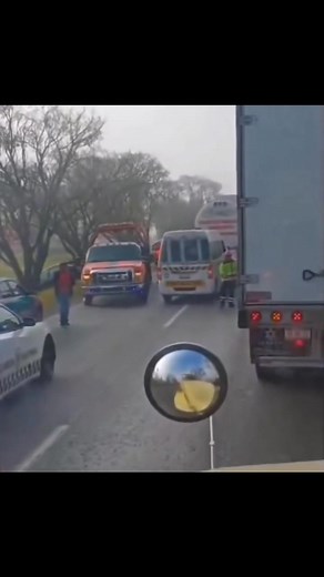 25K views · 221 reactions |  Último momento  Usuarios de la autopista Atlacomulco Toluca a la altura de San Antonio Bonixi, con dirección a #Toluca. Una camioneta tipo van y un tráiler tipo cisterna de doble remolque. Se reportan varias persanas | La Fiera MX | Facebook