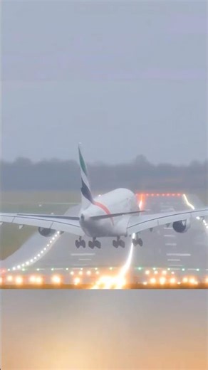 Emirates A380 Extreme Crosswind Landing!