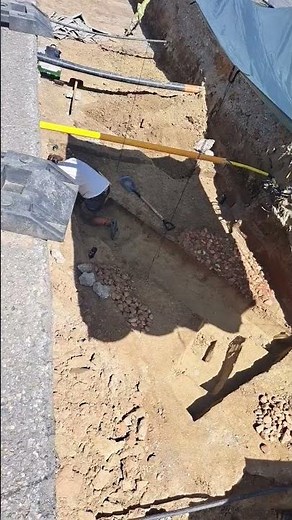 Archäologie in Günzburg trifft auf Römer Geschichte an einer Fernwärme Baustelle im Graben YT Short