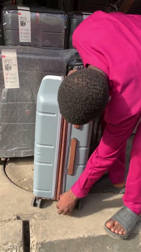 Travel smart and in style with this medium size luggage box ✈️🧳✨