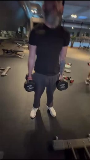 We train with weight for a reason 🔁 Every rep builds strength. Every set builds resilience 💪🏽 Same with the team — pressure, consistency, and showing up together is how we grow 👊🏽 You don’t get stronger avoiding the load. You get stronger carrying it 💚 This is the Limitless lifestyle — growing as individuals and as a team 🔥 #LimitlessLifestyle #TeamGrowth #BuiltUnderPressure #TrainTogether #StrengthInNumbers 💪🏽 | Limitess By Patsys