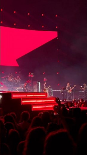 5 Seconds of Summer - She Looks so Perfect (live at the EVERYONE’S A STAR! Tour, Budapest, 2026)