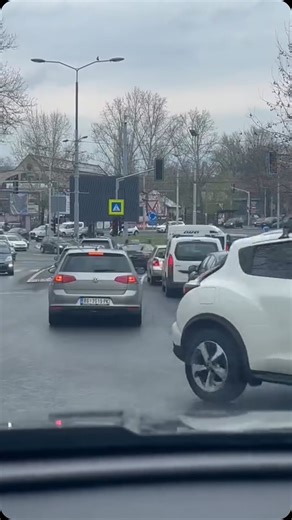 SERBIA LIVE - BEOGRAD on Instagram: ""Zdravo da li mozete da podelite snimak, rad semafora na autokomandi. Uzas, stvara se velika guzva, a i zaista je ocajno napravljeno. Na sredini kruznog toka se isto nalazi semafor koji malo radi malo ne radi.""