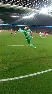 34K views · 997 reactions | 掠 ¿Esto qué fue?  No puedo dejar de verlo. En bucle.  푳풖풌풂 #LaLigaHighlights | Real Sociedad de Fútbol | Facebook