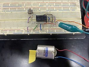 リレーを使ってDCモータを正転逆転させる回路作ってみた