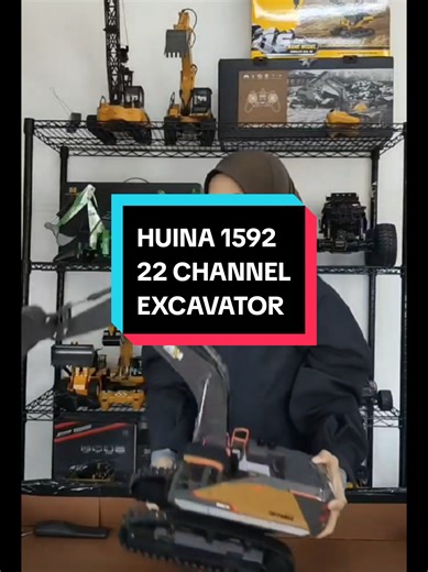 HUINA 1592 Excavator Toy: 22 Channel Remote Control
