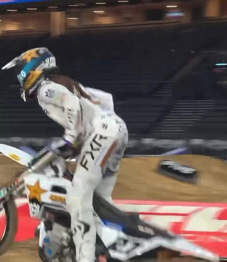 15K views · 282 reactions | Da l'Arena Paris La Défense ecco l'ingresso in pista di Jett Lawrence uno dei favoriti dell'edizione 2025 del Parigi Supercross ‼️ | Soloenduro | Facebook