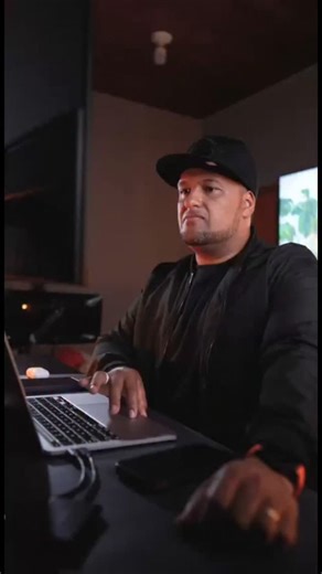 Weliton DeOliveira on Instagram: "The prompts 👇 1. Expert Help on Demand: “Act like a top [industry] expert. Break down [my situation/problem] and give me a strategic plan using advanced methods.” Add why this works and give me the next 3 moves I should take right now. 2. Reverse Engineer Results: “How did [person/company] achieve [specific result]?” Give me a step-by-step breakdown I can apply—even if I’m just starting out. 3. Instant Research Assistant: “Find the most trusted sources on [topi