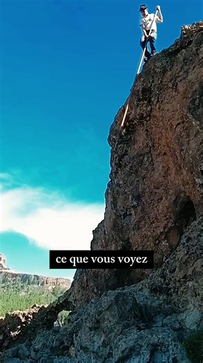Ce que vous voyez, c’est la plus ancienne méthode de descente des Canaries : le saut du berger 🌋 Pratiquée depuis des siècles par les bergers des îles Canaries, cette technique consiste à utiliser un long bâton muni d’une pointe métallique pour franchir rapidement des pentes et des ravins très abrupts. La pointe s’ancre dans le sol, ce qui permet de sauter et d’atterrir en sécurité, même sur un terrain dangereux. #Canaries #SautDuBerger #SaltoDelPastor #Tradition #Histoire #SportsTraditionnels 