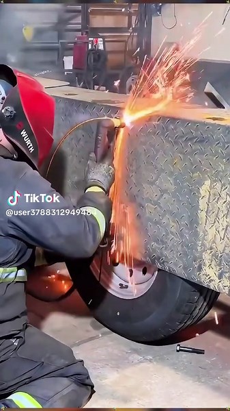 Master metalwork with these expert tools! #yeechop #tikant #tips #handwork#machine #usefultools #metal #worker#factory #tools #worker #welding#metalworking #metalwork #craft#metalworktools #craftproject #tigertikant