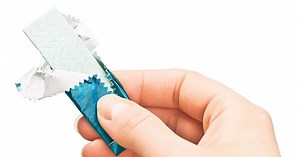 Iata cum puteti face un foc fara chibrituri sau bricheta! Guma de mestecat va vine in ajutor. Acest truc va poate salva viata