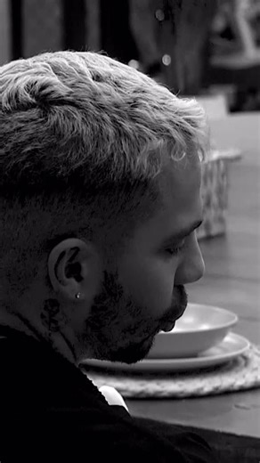 586K views · 21K reactions | Karina y Altafulla enfrentan un nuevo cruce de emociones en #LaCasaDeLosFamososCol. Ella, entre inseguridades y lo que escucha de sus amigas; él, intentando entender… pero cada vez más incómodo. ¿Sobrevivirá este romance a tanta opinión externa?   Sigue de cerca los mejores momentos de #LaCasaDeLosFamososCol2 descargando la app de Canal RCN  | Canal RCN | Facebook