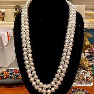 Beautiful White Flapper Style FauxPearl Necklace. Beautiful ColorLucite andHeavy