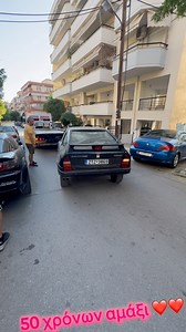 Το Citroën CX Turbo 2, που παρουσιάστηκε στα μέσα της δεκαετίας του ’80, αποτέλεσε την κορυφαία και πιο δυναμική έκδοση της σειράς CX. Εξοπλισμένο με υπερτροφοδοτούμενο κινητήρα 2,5 λίτρων και απόδοση περίπου 168 ίππων, πρόσφερε επιδόσεις που το έφεραν σε επίπεδο γερμανικών premium ανταγωνιστών της εποχής. Διατήρησε την υδροπνευματική ανάρτηση, χαρακτηριστικό της Citroën, εξασφαλίζοντας μοναδική άνεση και σταθερότητα, ενώ οι διακριτικές σχεδιαστικές λεπτομέρειες Turbo 2 τόνιζαν τον σπορ χαρακτήρ