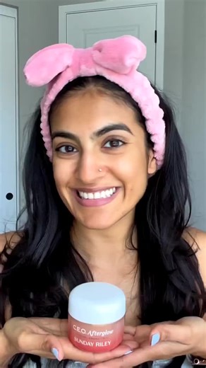 I’m trying my moisturizer as an eyemask for the first time and 🤩WOW! You all know that I’ve been using Sunday Riley exclusively over the last few months and my skin has never been so glowy and radiant. When I used this moisturizer as a primer before my make up I was really surprised at the natural glow that it gave me! it’s super lightweight as well making it ideal for oily or even combo skin. Some key ingredients: 🌼Lutein: deep yellow antioxidant derived from marigolds for a boost of antioxid