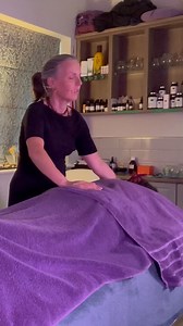 A true kundalini experience treats the spinal line of chakras with utmost respect. Dear Poppy sank into a state of bliss for 90 minutes of heaven. See the full treatment on my YouTube channel, link in bio #asmr #unintentionalasmr #kundalini #chakra Thanks @ilawellnessofficial for teaching me this divine practice | Victoria Therapy ASMR