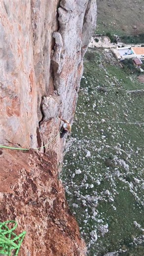 So many was to keep the multipitch belay stance organized. This one requires no extra gear. . If you’re interested in climbing here with me as your mountain guide next October, shoot me a DM. Many options exist, and this place is great for climbers with kids that want to charge hard then hang with the kids on the beach. Grandparents are key! . #mtnsense.com | MTN Sense