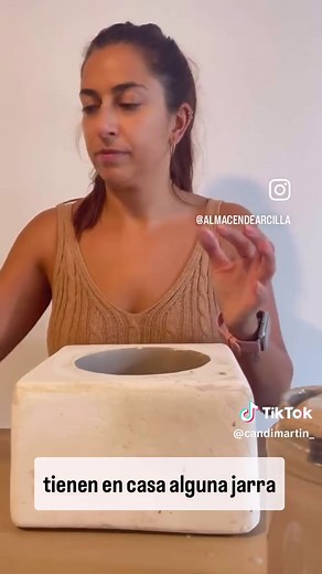 📌 Tutorial: Cómo hacer una pieza con colada en molde de tres taseles 🎥✨ En este video te mostramos el paso a paso para trabajar con la técnica de colada utilizando un molde de tres partes. 👇 🔹 Sujeción del molde: Usamos una tira de goma (puede ser de cámara de bicicleta, ¡los bicicleteros suelen donarlas! 🚴‍♂️) para atar bien los extremos y evitar filtraciones de barbotina. 🔹 Preparación del molde: Limpiamos el interior y pincelamos con barbotina diluida para reducir burbujas y lograr una 