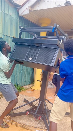 Soundbulletmo on Instagram: "Is it easy to install the Linearray? #speaker #audios #sounds #crank #entertainment #foryou"