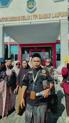 ini adalah owner haji umroh kita gus Hi.ali imron yg mempunyai program ta'awun 8 jt sampai ke mekkah