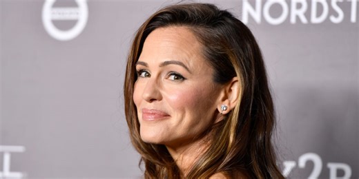 Jennifer Garner Swears By These Podiatrist-Approved Sneakers