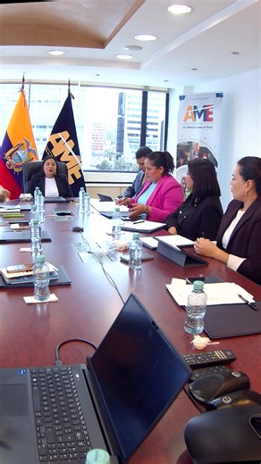 🤝 Cuando trabajamos unidos, el territorio avanza 💪 Nuestra presidenta @Yuri Colorado Marquez y los nuevos presidentes de las UTRs se reunieron para coordinar acciones estratégicas que fortalecerán el desarrollo de los cantones del país. 📍 Planificación 📊 Prioridades claras 🤝 Trabajo articulado Somos la #NuevaAME y trabajamos por los #222Municipios, porque somos un solo Ecuador 🇪🇨✨