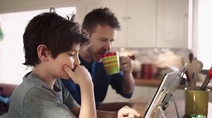 Alcatel OneTouch TCL Xess TV Spot, 'Kitchen Accessory'