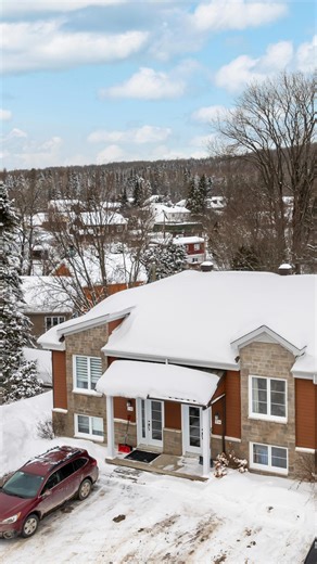Laura-Gabriel on Instagram: "Cette maison en rangée au goût du jour, située à Val-Bélair, coche toutes les cases d’un premier achat réussi! Son aire ouverte lumineuse réunit salon, salle à manger et cuisine dans une ambiance aussi conviviale que pratique. Au sous-sol, on retrouve deux chambres confortables, une salle de bain complète ainsi qu’un coin laveuse-sécheuse qui optimise l’espace et le rangement. À l’extérieur, la cour clôturée et sans voisin arrière assure une intimité pour profiter de