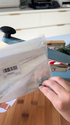 266K views · 14K reactions | Add some mini marshmallows to your packaged Christmas cookies and other holiday sweet treats for some fun snow!☃️❄️ • • • #asmr #asmrsounds #christmas #christmascookies #cookiepackaging #holidaycookies #cookievideos #cookiedecorating #decoratedcookies #royalicing #royalicingcookies #sugarcookies #satisfyingvideos #cookieinspo #cookietutorial #christmasideas | Melissa’s Sweet Tooth | Facebook