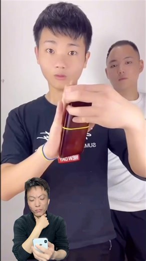 The rubber band is put into the mobile phone. #magic #funny