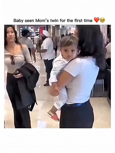 Baby Sees Mom’s Twin for the First Time