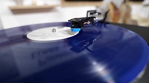 Le saviez-vous ? 💭 La platine SL-100C possède un bras qui se relève sans que personne n'ait besoin d’intervenir une fois arrivé en fin de lecture du disque. Cette fonction prévient toute usure inutile des disques vinyle ou de la pointe de lecture. Pratique non ? 😉 #technics #rediscovermusic #platine #vinyle #bras #hifi #audio #music #SL100C | Technics