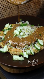 692K views · 5.7K reactions | Telur dadar tahu bumbu kacang Bahan-bahan: 3 butir telur 3 buah tahu 2 daun bawang 1 sdt kaldu sapi bubuk 1/2 sdt lada 1/2 sdt garam 1/2 bungkus bumbu kacang instan (banyak jual dipasar) 100gr tauger rebus Timun secukupnya Bawang goreng Kerupuk Selamat mencoba... #resep #masakanindonesia #masakan #masakanrumahan #makanan #makananpedas #makananviral #mukbang #trending #resepmudah #gold #reseprumahan | Mr Food Hunter | Facebook