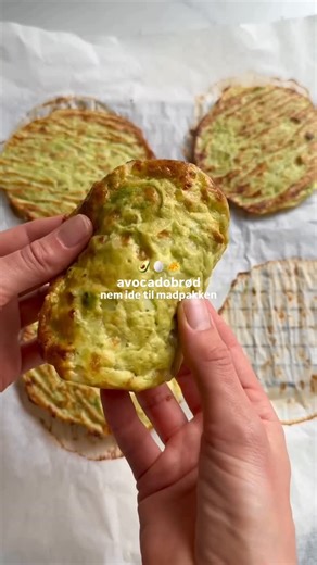 Emma Olsen on Instagram: "Nem, sund madpakke-ide!!🥑🧀🥚 OPSKRIFT 👇🏼 Ingredienser: - 2 æg - 1 avocado - 100 g hytteost - Salt og peber Fremgangsmåde: 1. Mos avocadoen i en skål. 2. Tilsæt æg, hytteost, salt og peber. 3. Rør det hele godt sammen til en jævn dej. 4. Form flade “brød” på en bageplade med bagepapir. 5. Bag ved 200°C varmluft i ca. 20 minutter – til de er faste og let gyldne. 6. Afkøl på rist. Serveringsforslag: – Smør med pesto og fyld med fx rucola, kyllingepålæg og tomat. – Kan