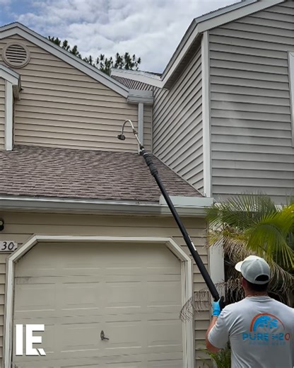 276K views · 432 reactions | Clogged guttering can come loose, and be useless in heavy rain. Cleaning out your gutters just got super simple with a high pressure water washer. In just moments, the job - that can otherwise take ladder work and chemicals - is done. | Interesting Engineering | Facebook