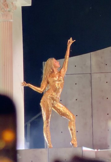 Tate McRae are we kidding??? Dipping in the gold was insane!! @Lollapalooza @tate mcrae #lollapalooza #lollapalooza2026 #tatemcrae #tatemcraeconcert