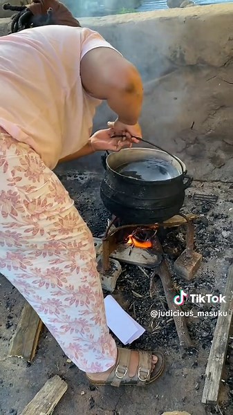 Kuyapholwa oShabeni: Uthando Lwenkolo Nothando