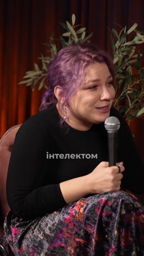 Камеді стейшн on Instagram: "Позакласне читання - розважальне шоу. Книжковий клуб де 4 коміки обговорюють культові книги. Сара Дж. Маас "Двір Мороку і Гніву" Якщо це відео набере 15000 переглядів, комікам доведеться читати продовження, все залежить від вас Vivat — українська мережа книгарень, у нас 15 магазинів по всій країні. Для нас дуже важливо, щоб книжка залишалась максимально доступною у часи війни, тому в наших книгарнях видавничі ціни та багато різноманітних акційних пропозицій соц мереж