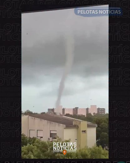 Fenômeno semelhante a redemoinho é registrado durante temporal em Pelotas Um fenômeno semelhante a um redemoinho foi registrado na manhã desta quinta-feira (12) em Pelotas, durante a passagem de um forte temporal pela cidade. Conforme imagens divulgadas nas redes sociais, a formação ocorreu por volta das 10h30, no momento em que rajadas de vento atingiram a região, causando apreensão entre moradores. Não há confirmação oficial de danos diretamente relacionados ao fenômeno. Leia mais em: https://