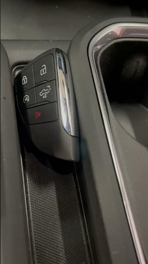 Programming a 2022 to 2024 Silverado key fob where to put the key in the slot￼￼