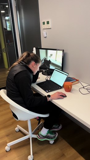 Sitting at a desk all day? Feeling tight and sore? Here are a few easy to do at your desk stretches to get you moving! ✨ Thoracic spine mobilisation – Shuffle forward in your seat, round your lower back, rest on the back of your seat with your hands behind your neck and lift your chest. You can shuffle forward and back to target different spots in your spine. Nick mobilisation – Sit tall in your seat with a long spine, rest your elbows and your desk as far from you as you can. Turn your neck sid