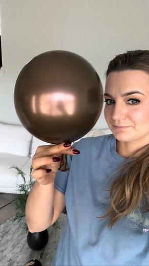 Balloons as ornaments for your Christmas tree! A quick hack to decorate Christmas tree. This hack is amazing if you wanna change colors or theme of your Christmas trees quickly. #balloons #decorideas #lifehack #diy #howto #homedecor #balloonartist #lifestyle #homedecor #christmasdecor | Anastasia Onishchenko