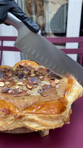 GALETTE COOKIE 🍪 Coeur coulant gianduja, praliné, caramel beurre salé et cookie noisette 🌰❤️ Disponible à la part dans nos boutiques (4ème et 6ème uniquement) ou entière sur commande ⭐️ Nos boutiques 👇 📍18 rue des Ecouffes 75004 📍70 rue Saint André des arts 75006 🚲Uber Eats 🚲Deliveroo #galette #cookie #galettecookie #paris #holycookie