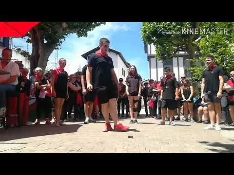 Danse traditionnelle basque de l'association Begiraleak pour les fêtes de la Saint Jean