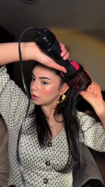 Estilo de Cabello Con el Cepillo Eléctrico de Revlon