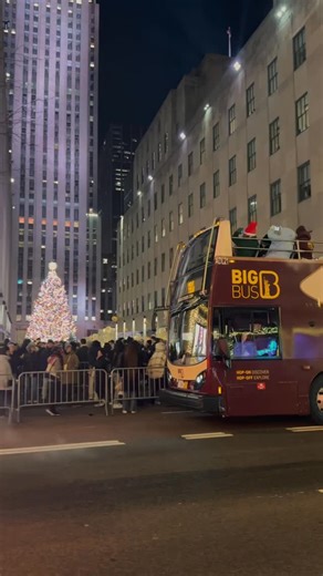 Is there anywhere more iconic at Christmas than New York City? 🤩 If you’re planning a visit, make sure you hop on our Holiday Lights tour so you don’t miss a single festive sparkle 🎄💫 | Big Bus Tours