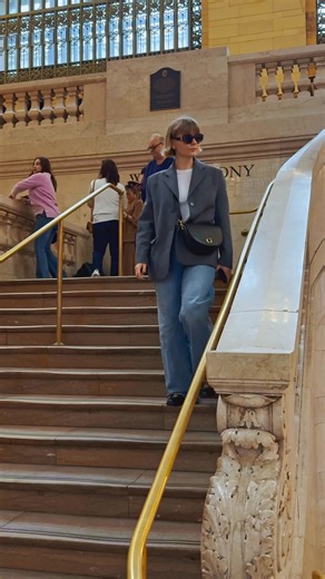 How to erase people from your images?🙌 Here is how.🤩 Get more iPhone camera tips by tapping the link in the BIO! 📲 #iphonevideo #iphonephotography #AppleIntelligence #erasepeoplefromshots | iPhone Photography School